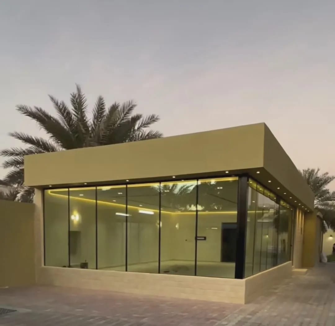 مجالس مسبح زجاجية - مؤسسة القاسم - مجالس خارجية حول المسابح - تركيب مظلات وسواتر